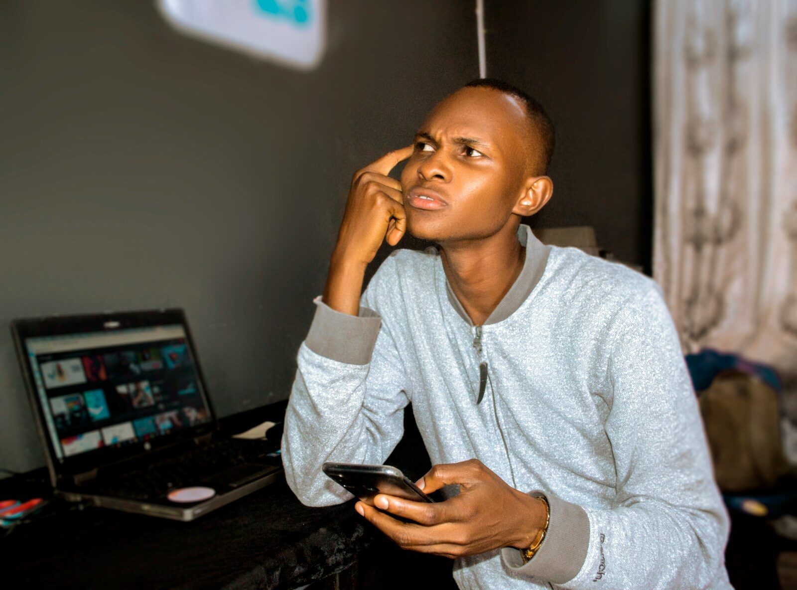 a man sitting in front of a laptop about Hostlinko